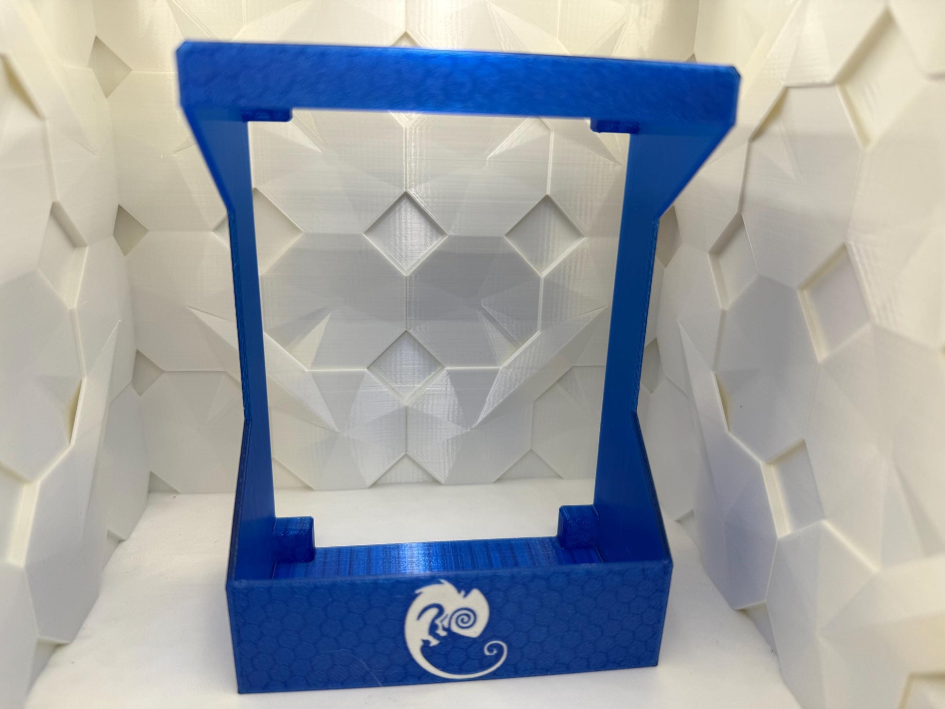 Magnetic Chameleon Feeder for screened enclosures.