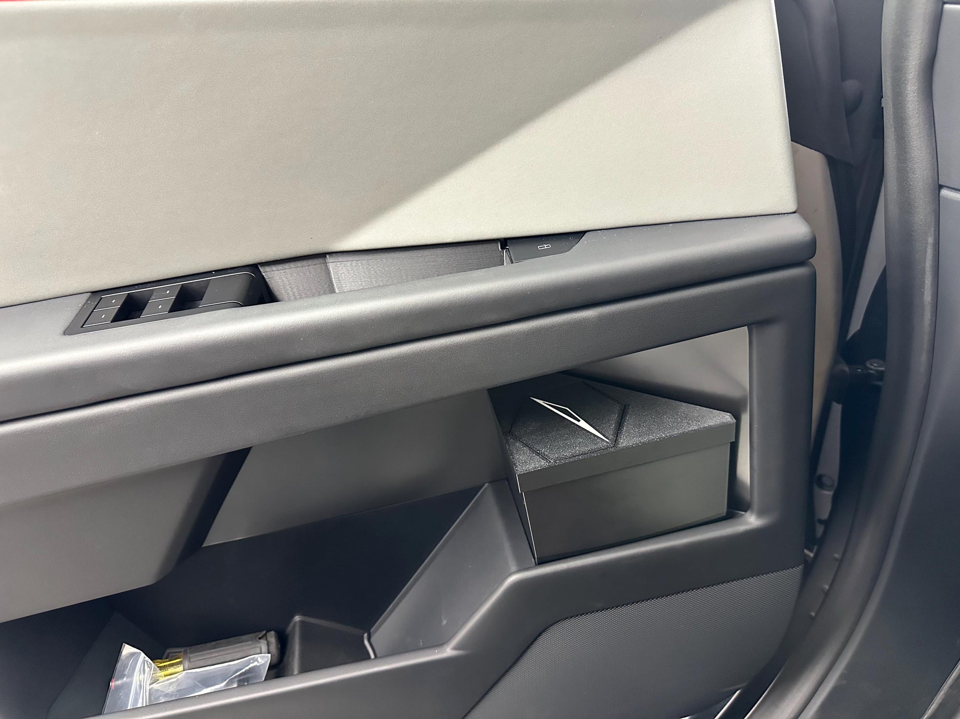 Cybertruck door trashcan. (Driver or Passenger side)