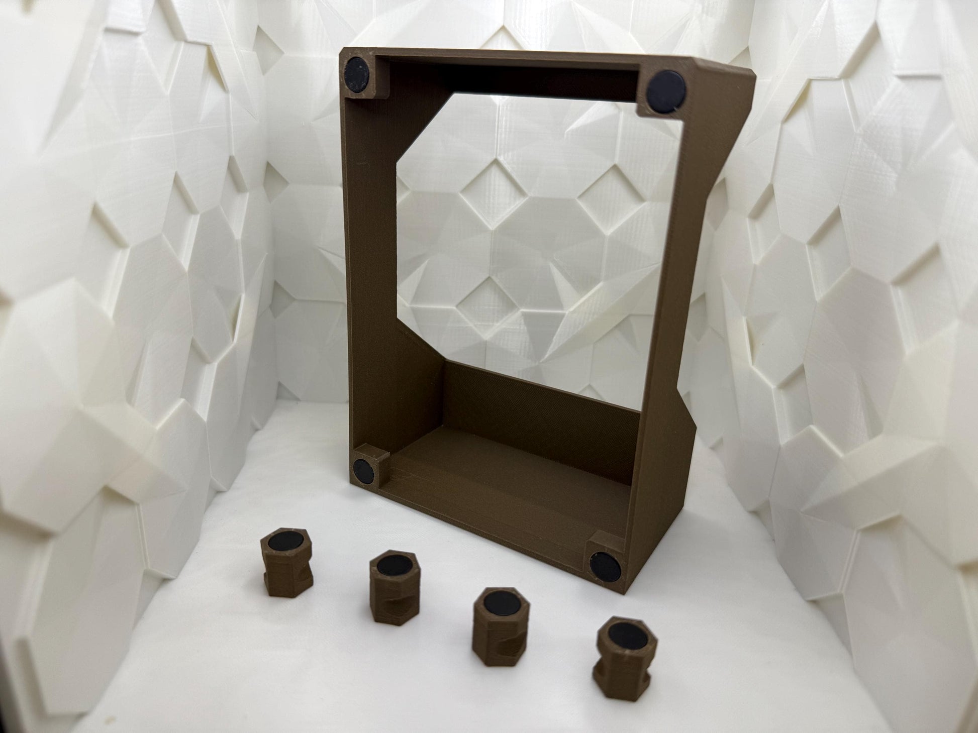 Magnetic Chameleon Feeder for screened enclosures.