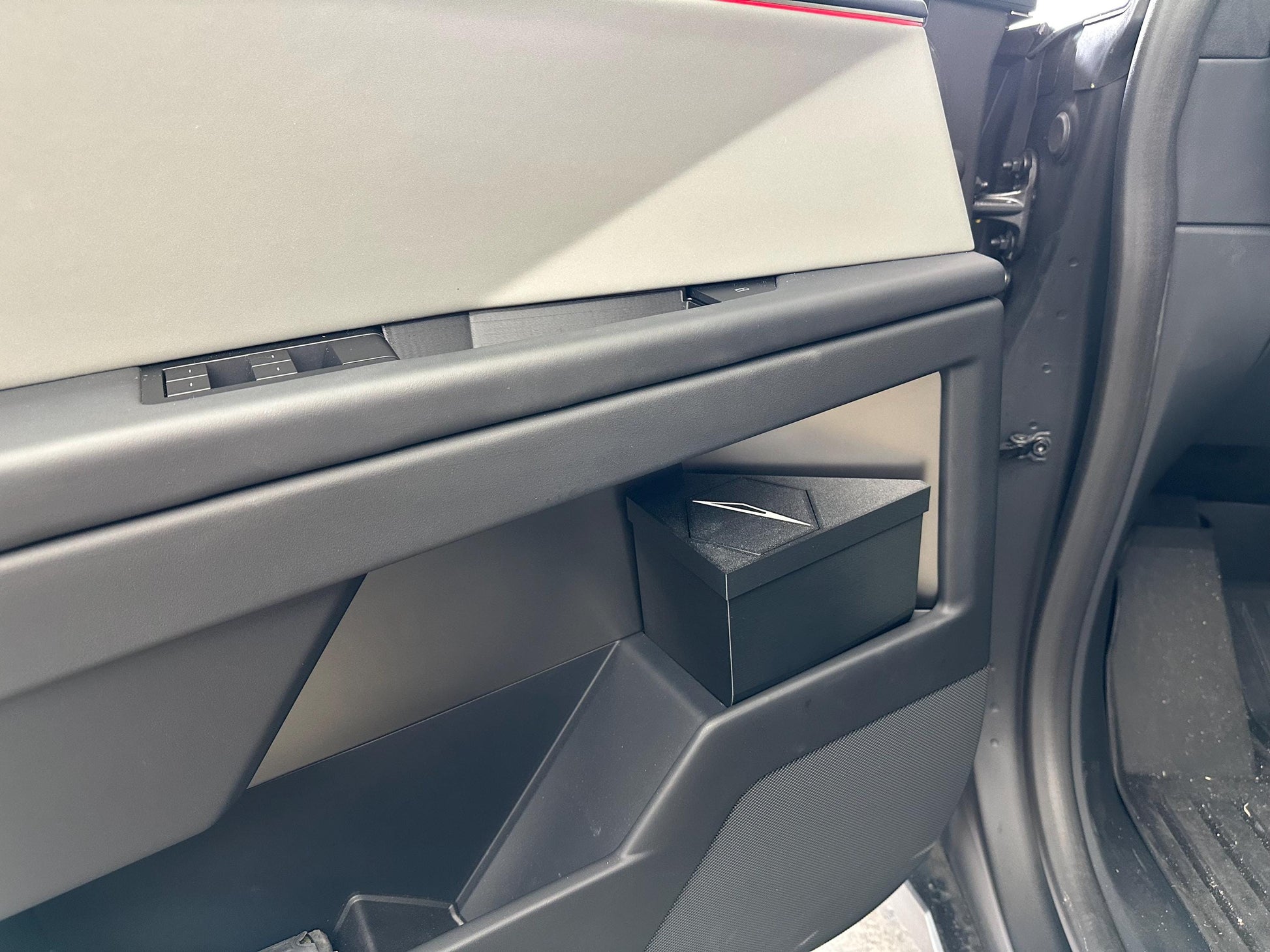 Cybertruck door trashcan. (Driver or Passenger side)