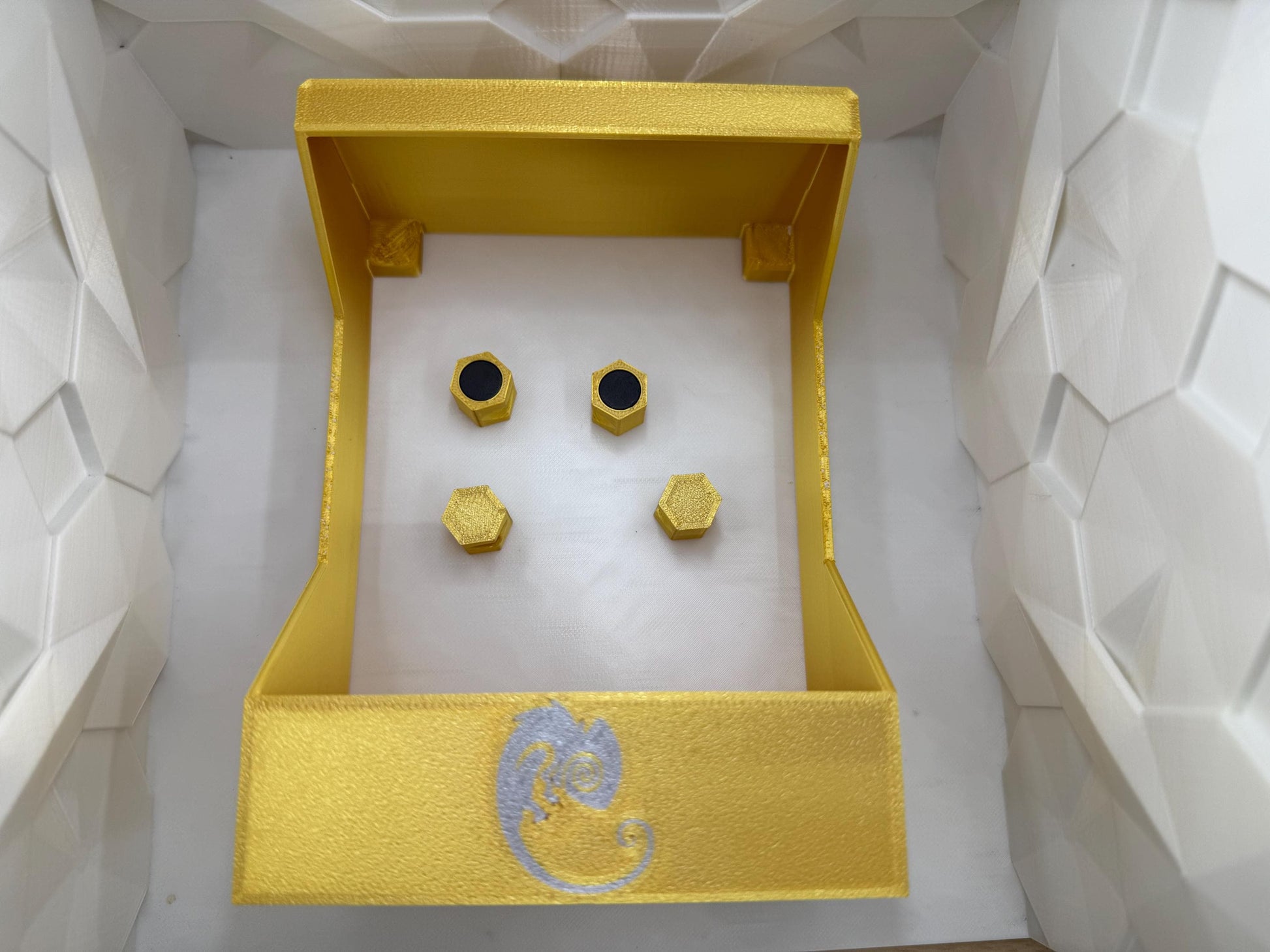 Magnetic Chameleon Feeder for screened enclosures.